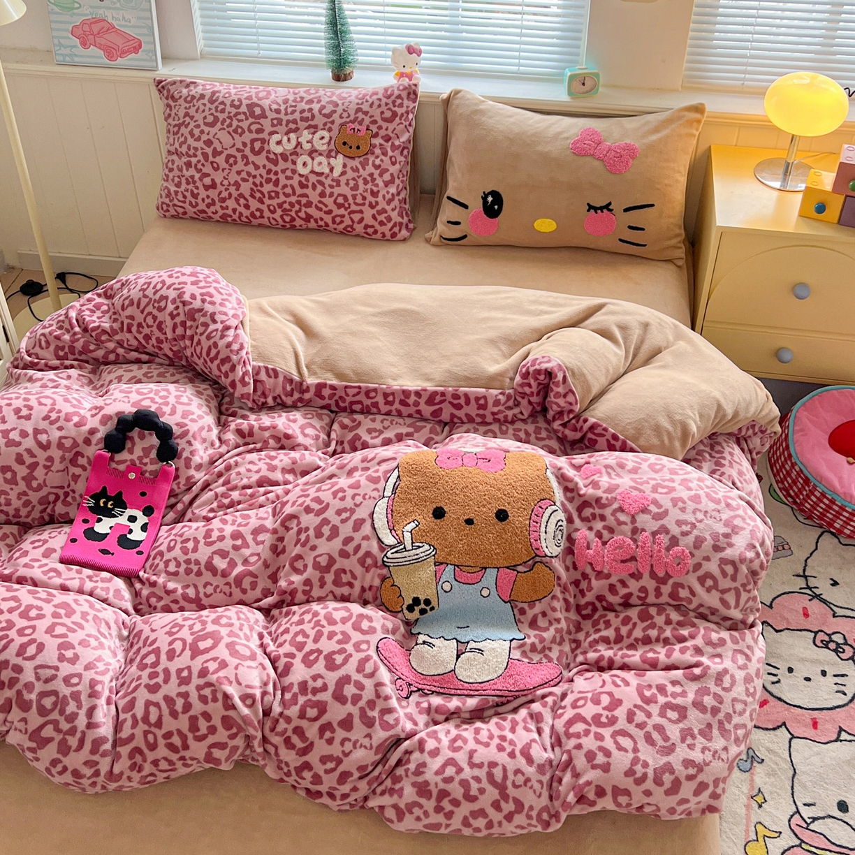 91家纺网 家纺一手货源 找家纺 优选 2025新款高克重200g牛奶绒数码印花毛巾绣卡通四件套直播爆款电商爆款 黑皮粉