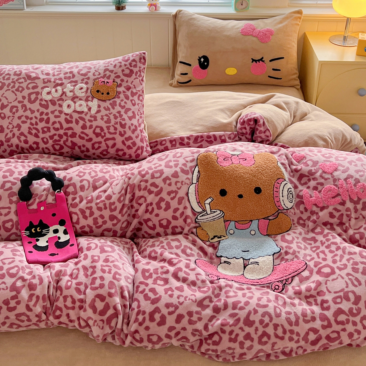 91家纺网 家纺一手货源 找家纺 优选 2025新款高克重200g牛奶绒数码印花毛巾绣卡通四件套直播爆款电商爆款 黑皮粉