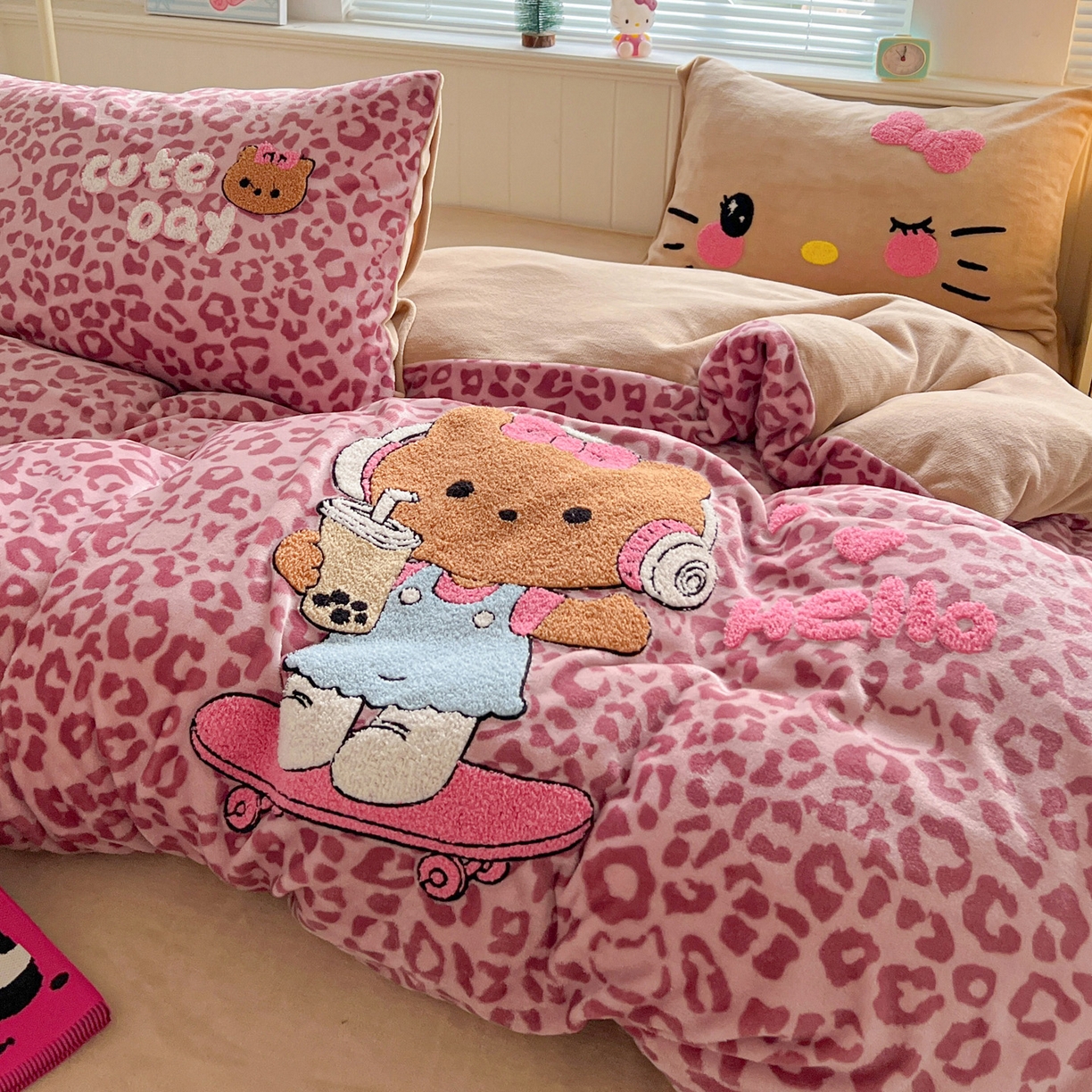 91家纺网 家纺一手货源 找家纺 优选 2025新款高克重200g牛奶绒数码印花毛巾绣卡通四件套直播爆款电商爆款 黑皮粉