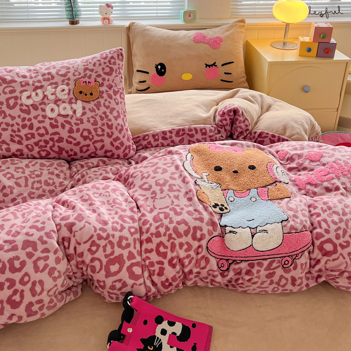 91家纺网 家纺一手货源 找家纺 优选 2025新款高克重200g牛奶绒数码印花毛巾绣卡通四件套直播爆款电商爆款 黑皮粉