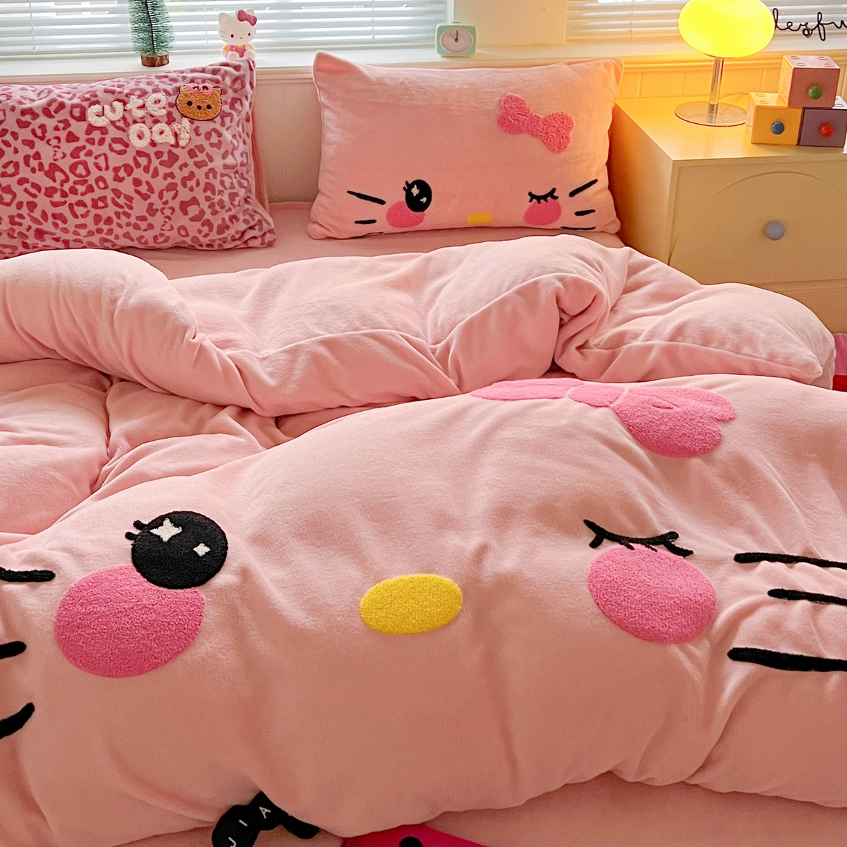 91家纺网 家纺一手货源 找家纺 优选 2025新款高克重200g牛奶绒数码印花毛巾绣卡通四件套直播爆款电商爆款 粉粉表情猫