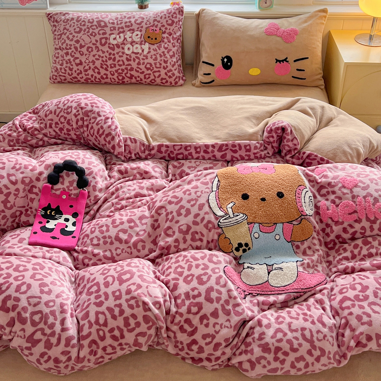 91家纺网 家纺一手货源 找家纺 优选 2025新款高克重200g牛奶绒数码印花毛巾绣卡通四件套直播爆款电商爆款 黑皮粉