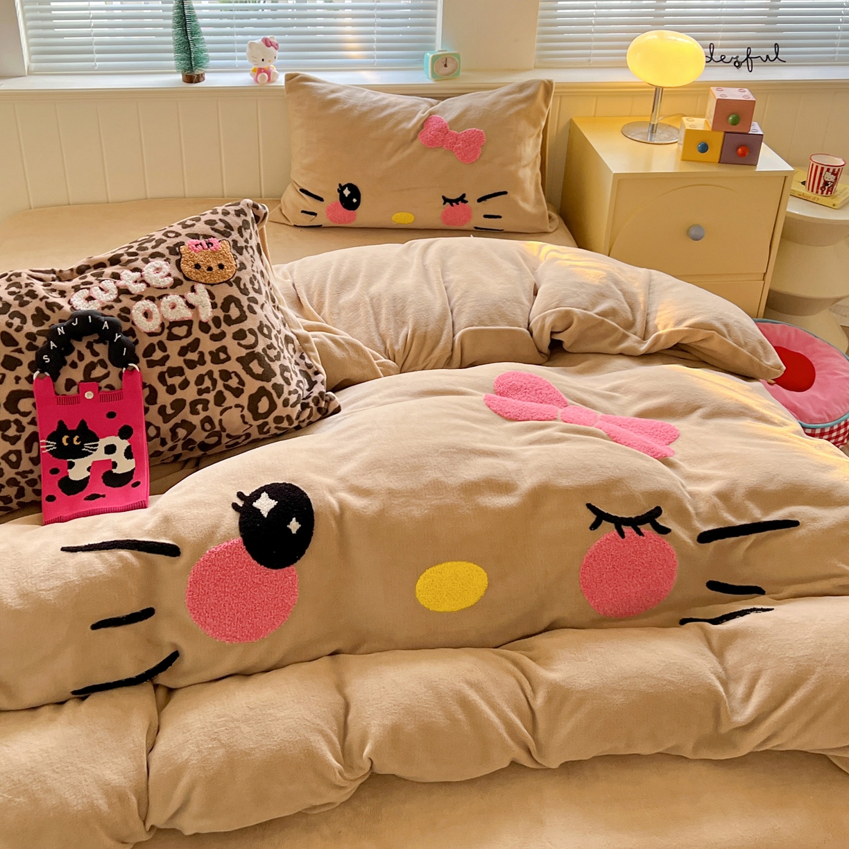 91家纺网 家纺一手货源 找家纺 优选 2025新款高克重200g牛奶绒数码印花毛巾绣卡通四件套直播爆款电商爆款 咖色表情猫