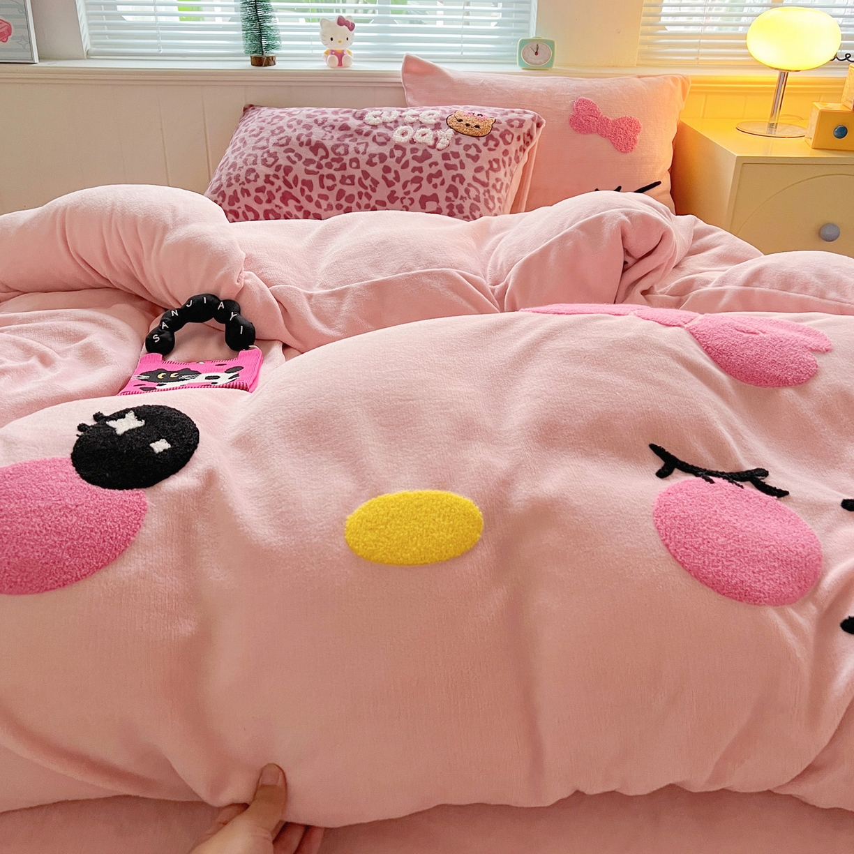 91家纺网 家纺一手货源 找家纺 优选 2025新款高克重200g牛奶绒数码印花毛巾绣卡通四件套直播爆款电商爆款 粉粉表情猫