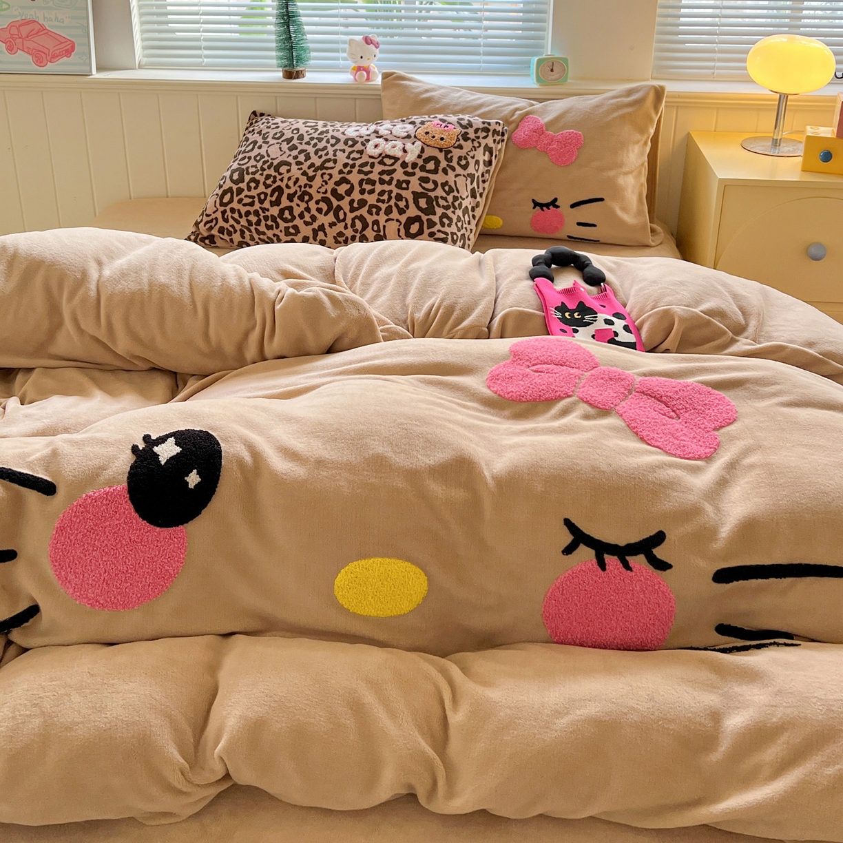 91家纺网 家纺一手货源 找家纺 优选 2025新款高克重200g牛奶绒数码印花毛巾绣卡通四件套直播爆款电商爆款 咖色表情猫