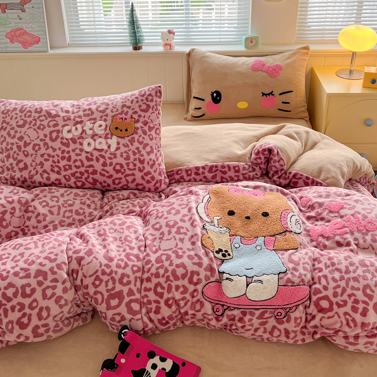 91家纺网 家纺一手货源 找家纺 优选 2025新款高克重200g牛奶绒数码印花毛巾绣卡通四件套直播爆款电商爆款 黑皮粉