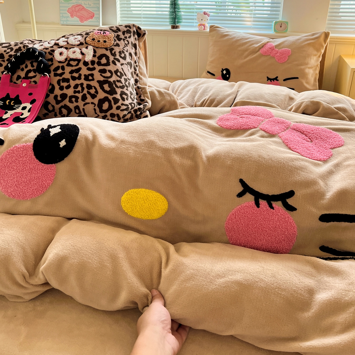 91家纺网 家纺一手货源 找家纺 优选 2025新款高克重200g牛奶绒数码印花毛巾绣卡通四件套直播爆款电商爆款 咖色表情猫