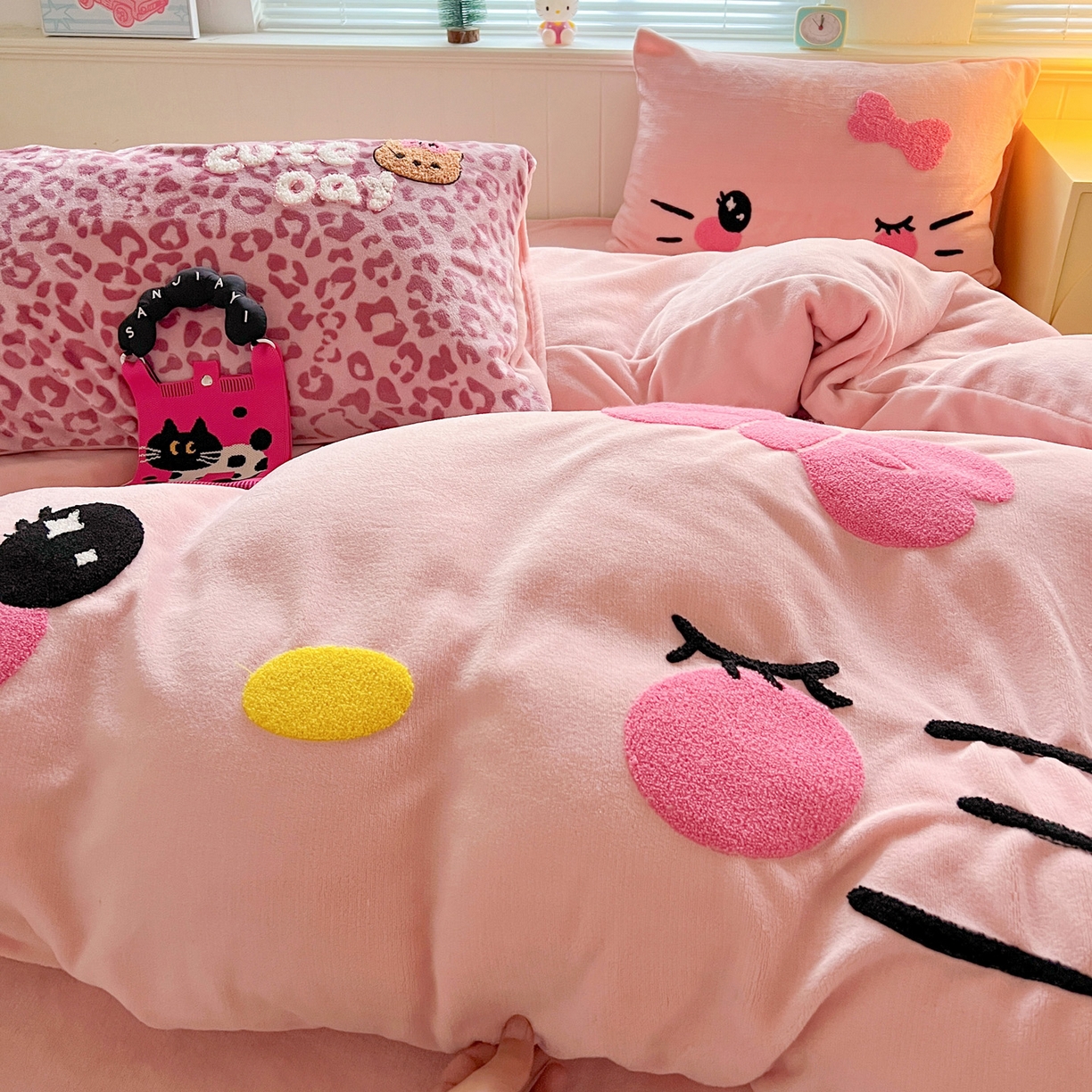 91家纺网 家纺一手货源 找家纺 优选 2025新款高克重200g牛奶绒数码印花毛巾绣卡通四件套直播爆款电商爆款 粉粉表情猫