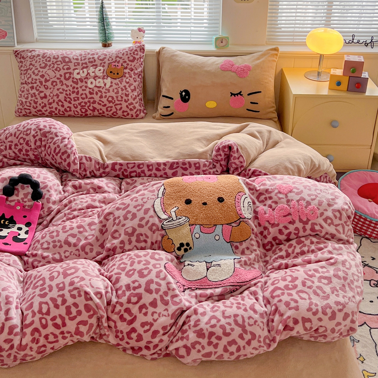 91家纺网 家纺一手货源 找家纺 优选 2025新款高克重200g牛奶绒数码印花毛巾绣卡通四件套直播爆款电商爆款 黑皮粉