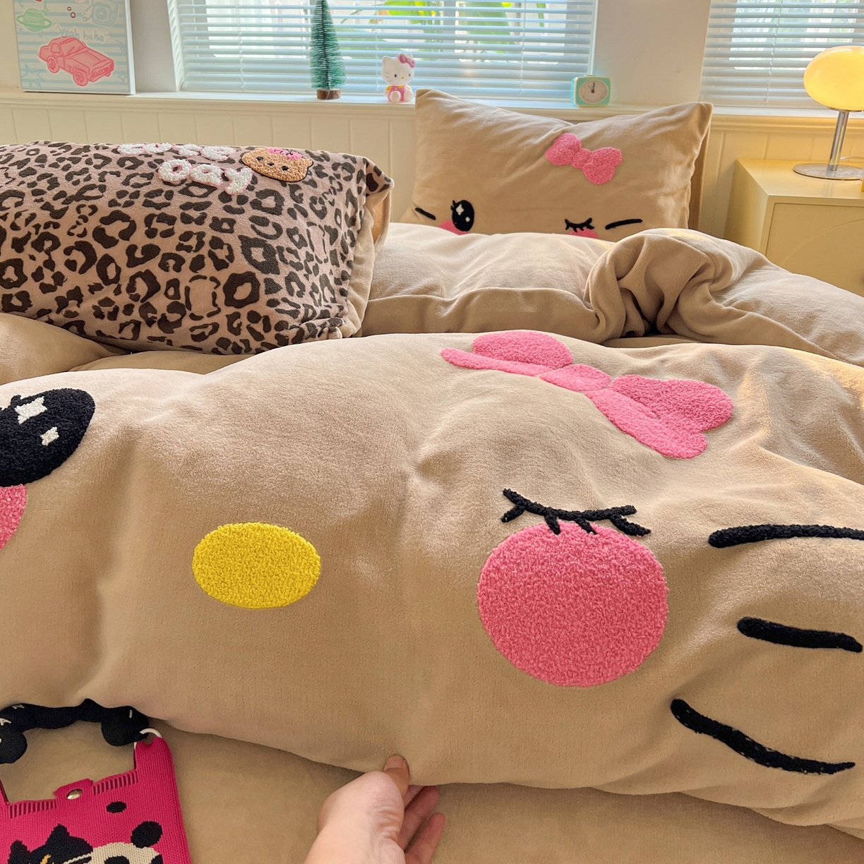 91家纺网 家纺一手货源 找家纺 优选 2025新款高克重200g牛奶绒数码印花毛巾绣卡通四件套直播爆款电商爆款 咖色表情猫