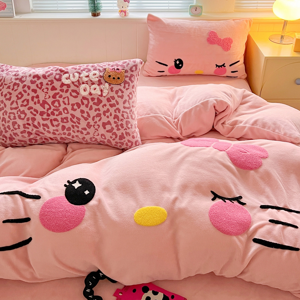 91家纺网 家纺一手货源 找家纺 优选 2025新款高克重200g牛奶绒数码印花毛巾绣卡通四件套直播爆款电商爆款 粉粉表情猫