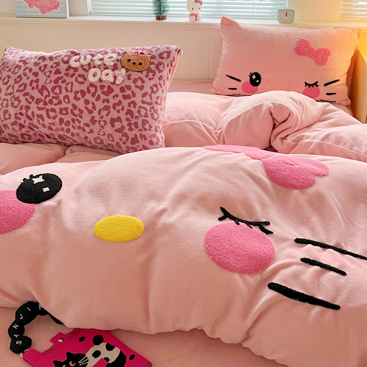 91家纺网 家纺一手货源 找家纺 优选 2025新款高克重200g牛奶绒数码印花毛巾绣卡通四件套直播爆款电商爆款 粉粉表情猫