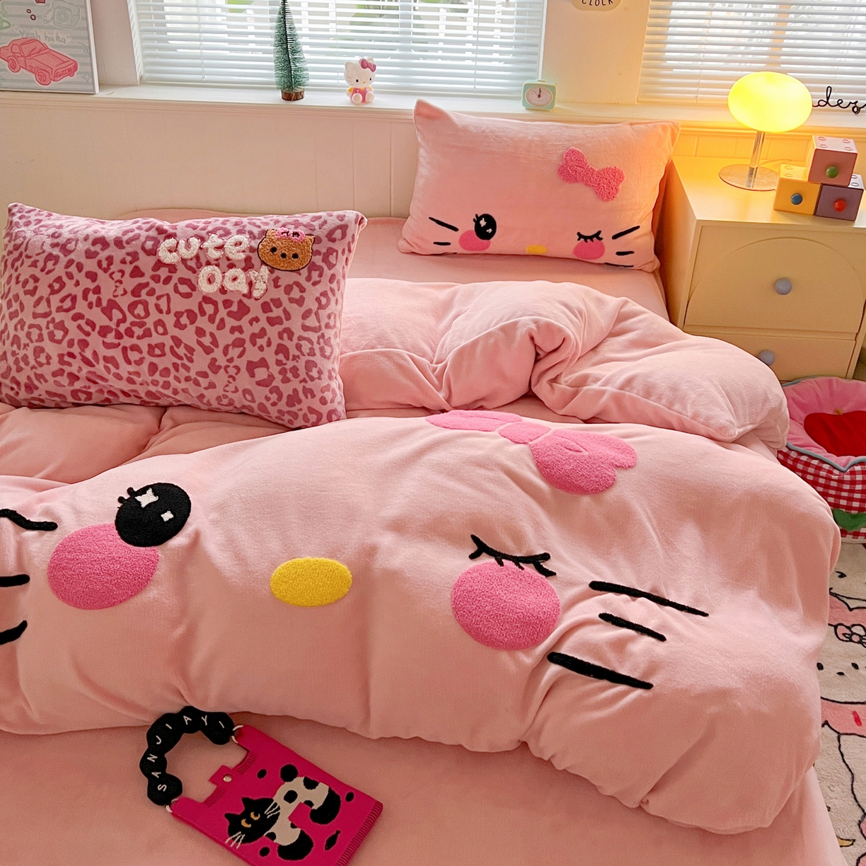 91家纺网 家纺一手货源 找家纺 优选 2025新款高克重200g牛奶绒数码印花毛巾绣卡通四件套直播爆款电商爆款 粉粉表情猫