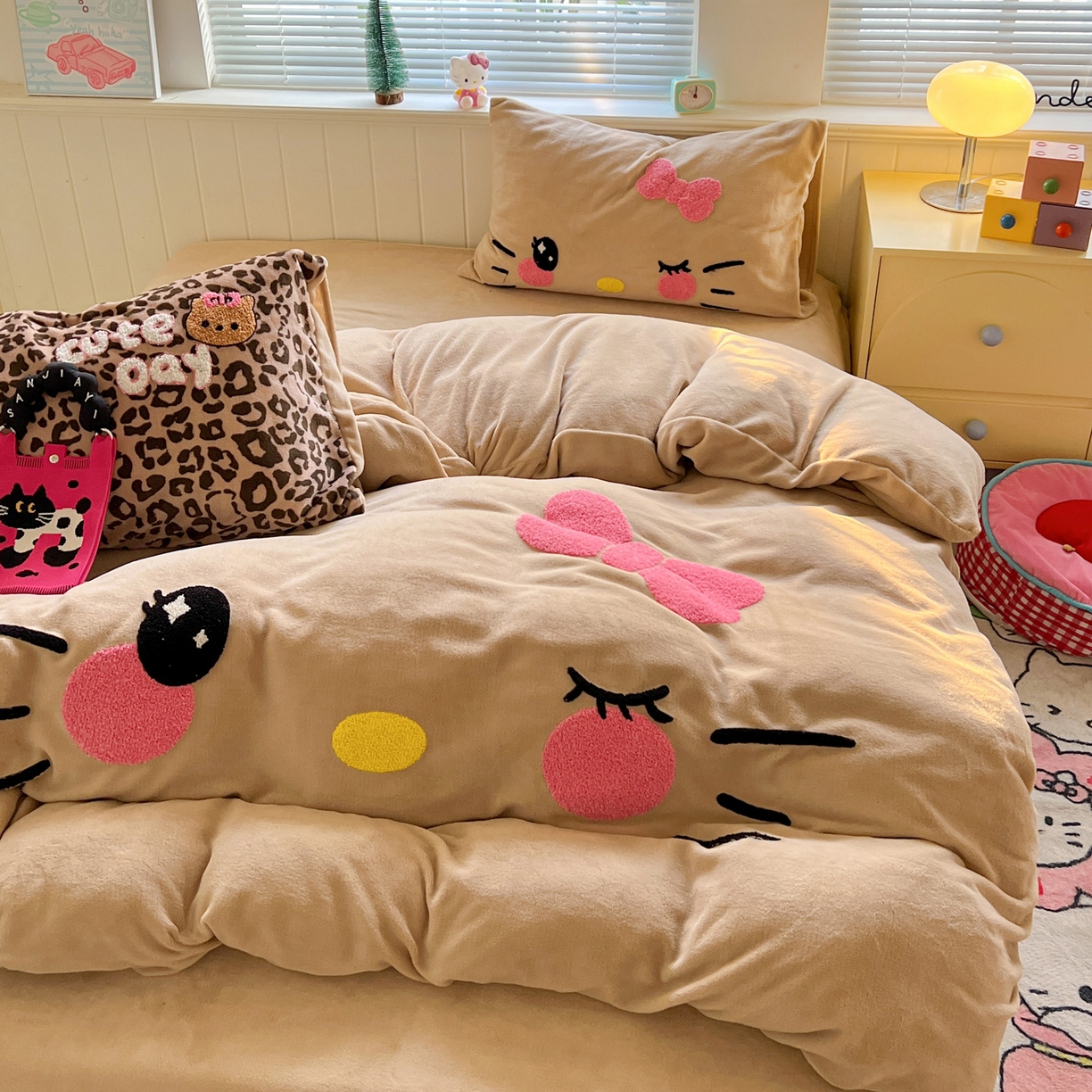 91家纺网 家纺一手货源 找家纺 优选 2025新款高克重200g牛奶绒数码印花毛巾绣卡通四件套直播爆款电商爆款 咖色表情猫