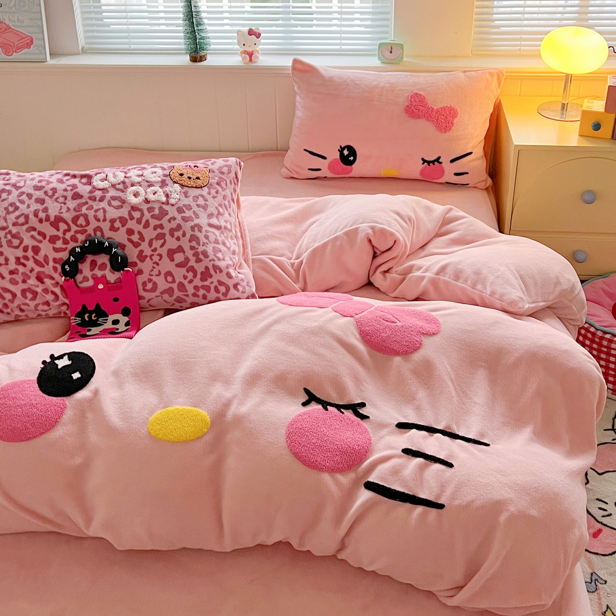 91家纺网 家纺一手货源 找家纺 优选 2025新款高克重200g牛奶绒数码印花毛巾绣卡通四件套直播爆款电商爆款 粉粉表情猫