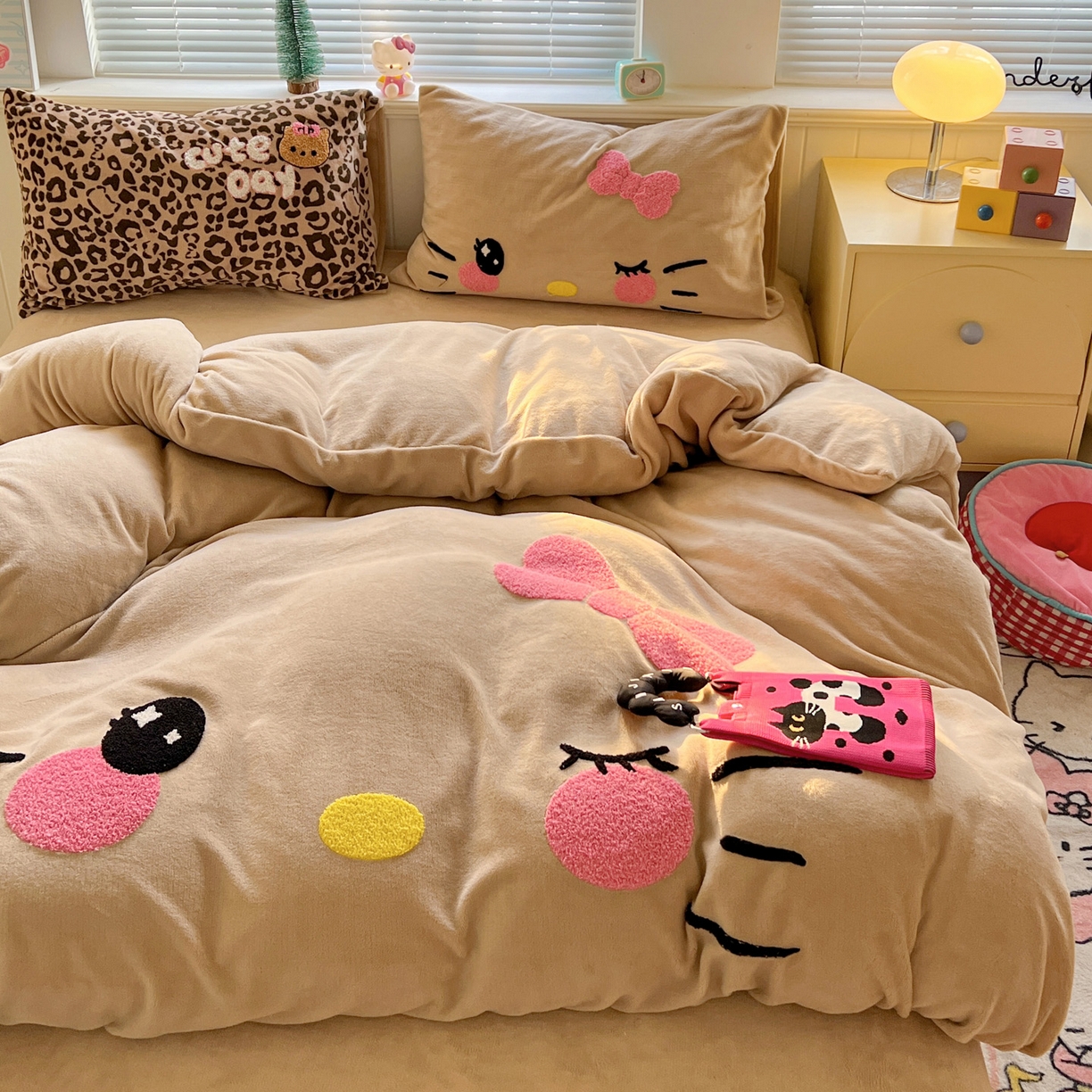 91家纺网 家纺一手货源 找家纺 优选 2025新款高克重200g牛奶绒数码印花毛巾绣卡通四件套直播爆款电商爆款 咖色表情猫