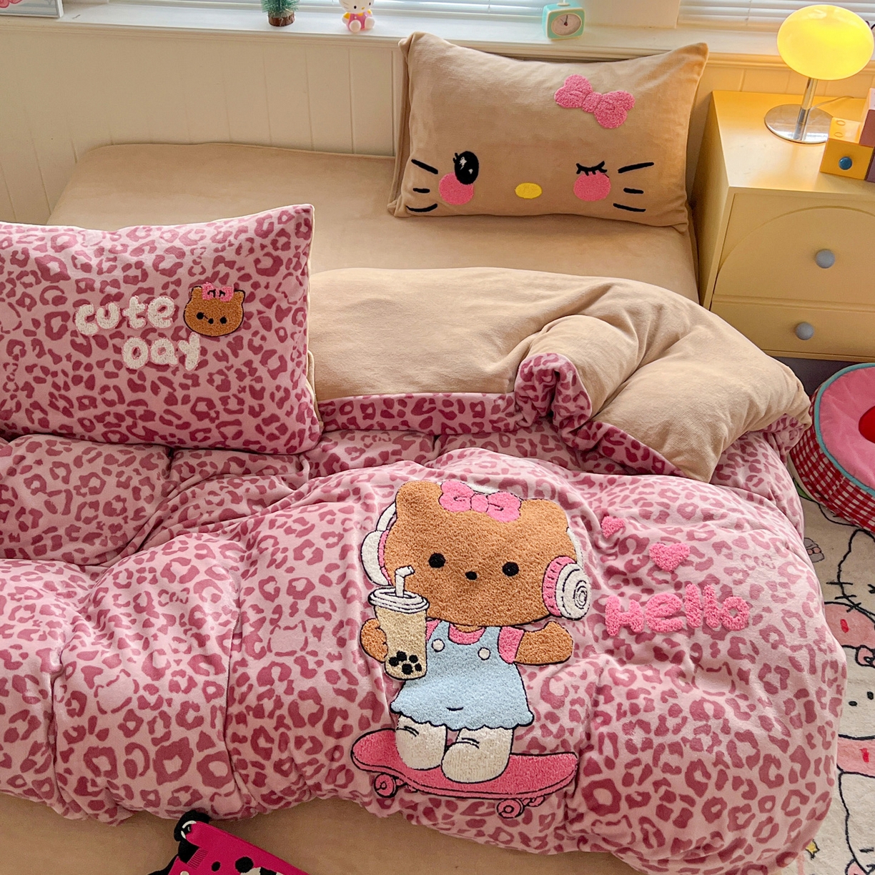 91家纺网 家纺一手货源 找家纺 优选 2025新款高克重200g牛奶绒数码印花毛巾绣卡通四件套直播爆款电商爆款 黑皮粉