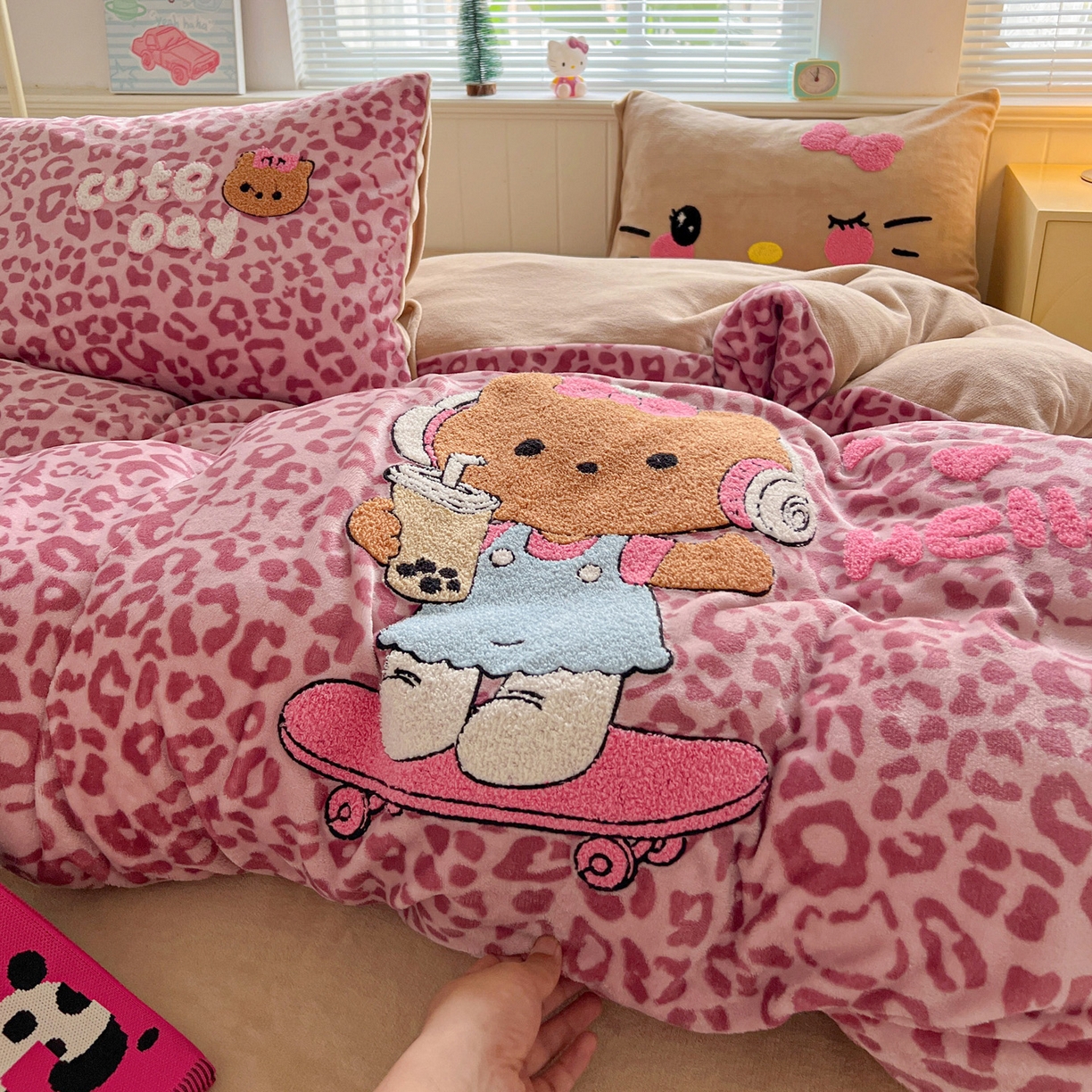 91家纺网 家纺一手货源 找家纺 优选 2025新款高克重200g牛奶绒数码印花毛巾绣卡通四件套直播爆款电商爆款 黑皮粉