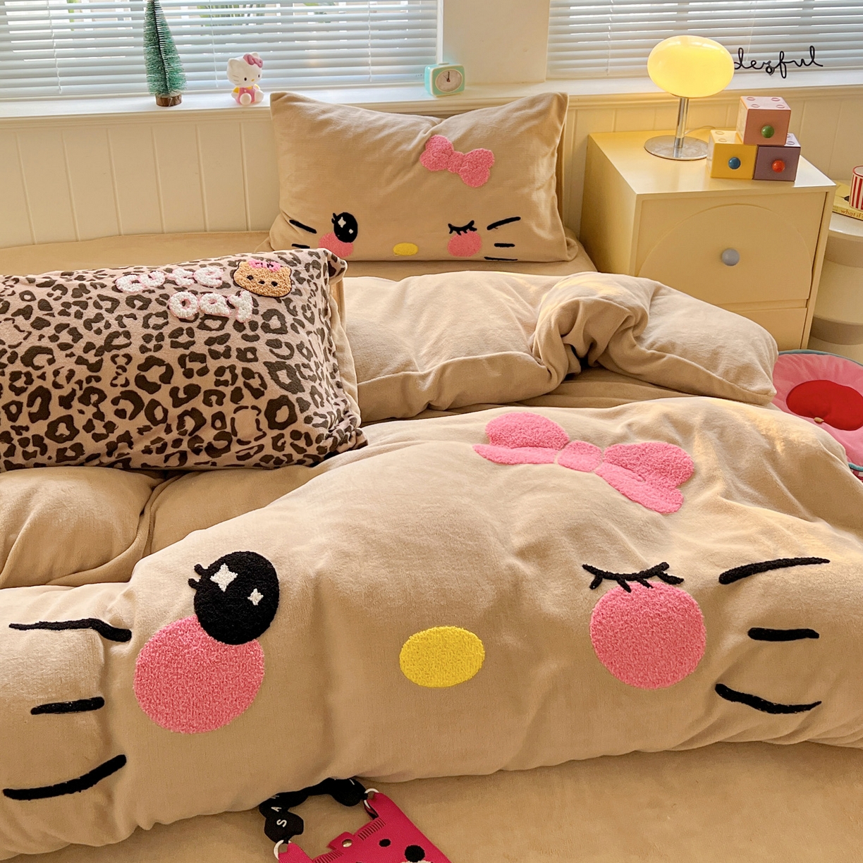 91家纺网 家纺一手货源 找家纺 优选 2025新款高克重200g牛奶绒数码印花毛巾绣卡通四件套直播爆款电商爆款 咖色表情猫