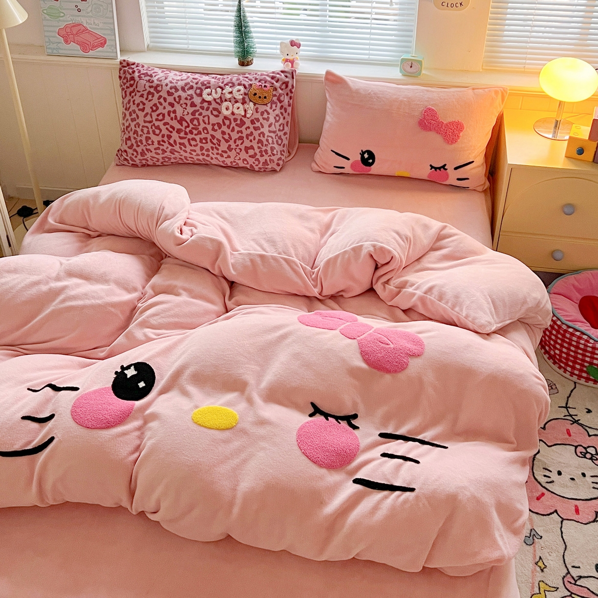 91家纺网 家纺一手货源 找家纺 优选 2025新款高克重200g牛奶绒数码印花毛巾绣卡通四件套直播爆款电商爆款 粉粉表情猫