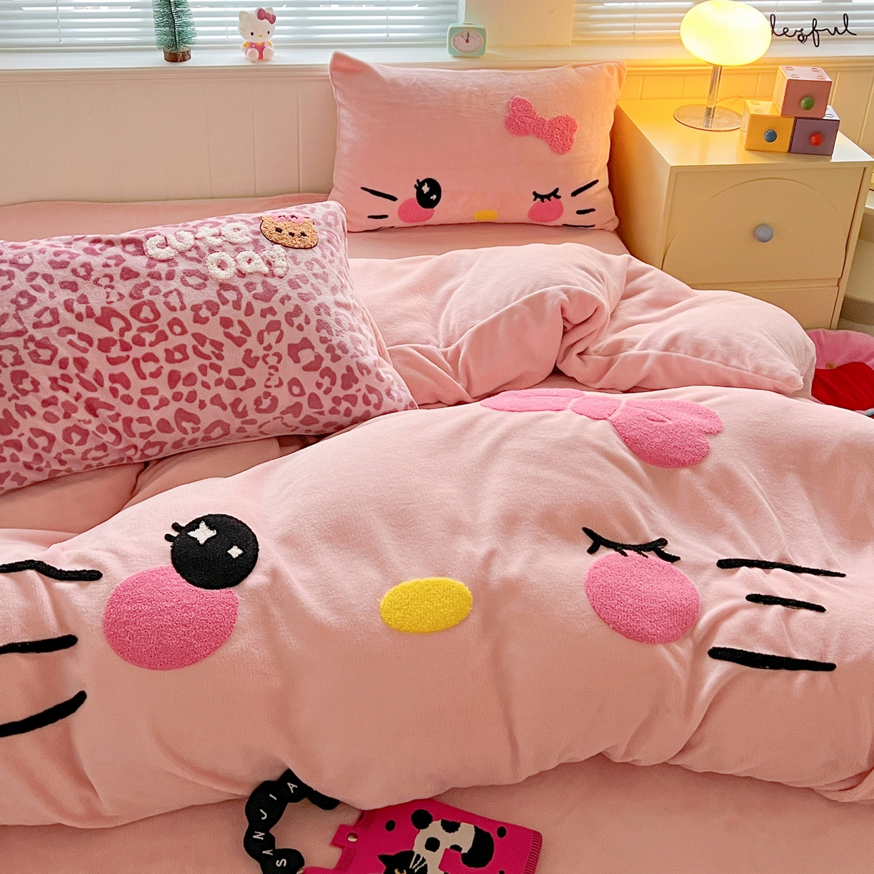 91家纺网 家纺一手货源 找家纺 优选 2025新款高克重200g牛奶绒数码印花毛巾绣卡通四件套直播爆款电商爆款 粉粉表情猫