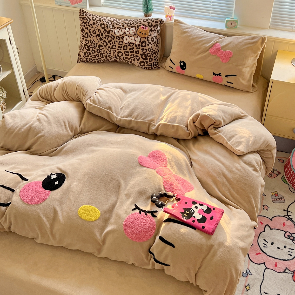 91家纺网 家纺一手货源 找家纺 优选 2025新款高克重200g牛奶绒数码印花毛巾绣卡通四件套直播爆款电商爆款 咖色表情猫