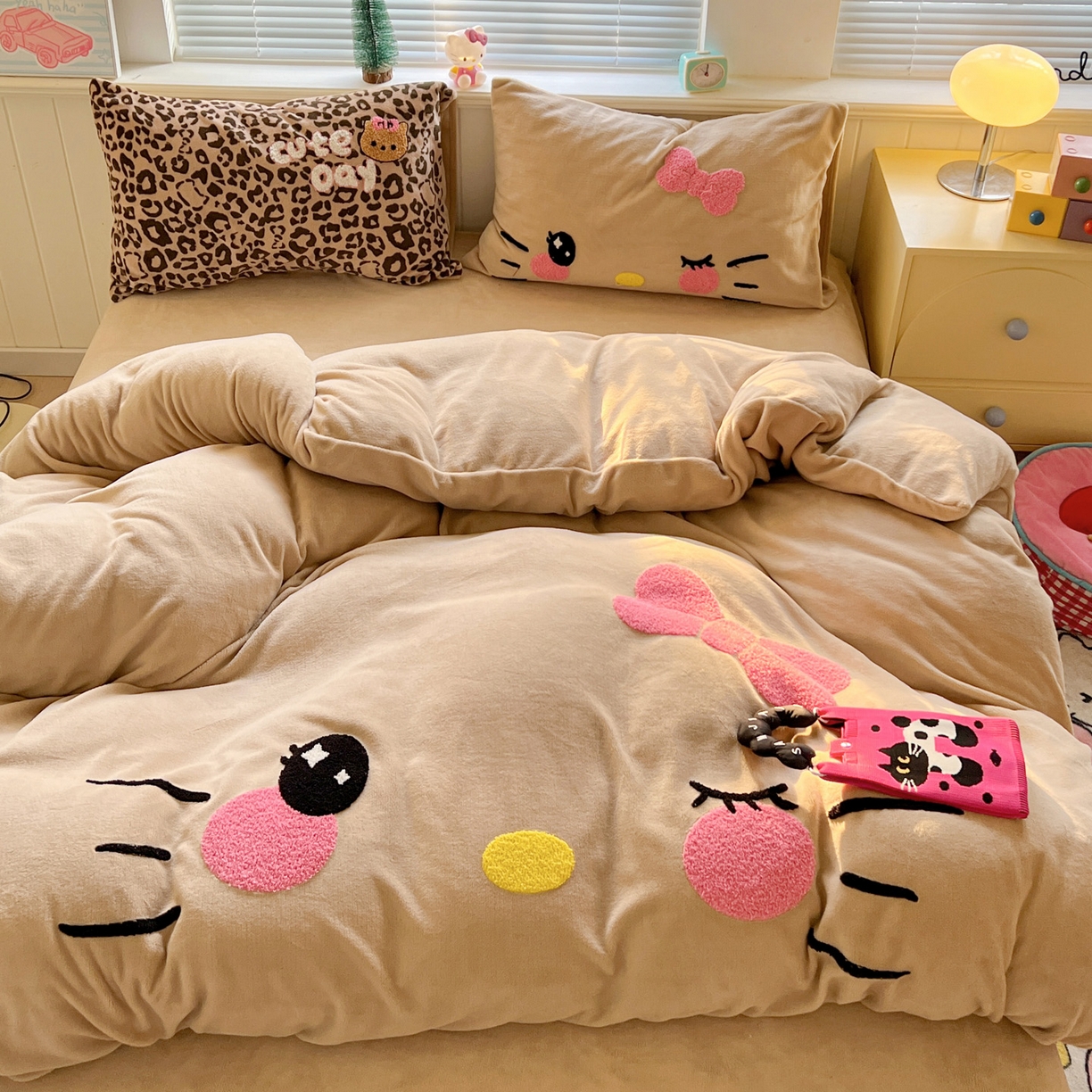 91家纺网 家纺一手货源 找家纺 优选 2025新款高克重200g牛奶绒数码印花毛巾绣卡通四件套直播爆款电商爆款 咖色表情猫