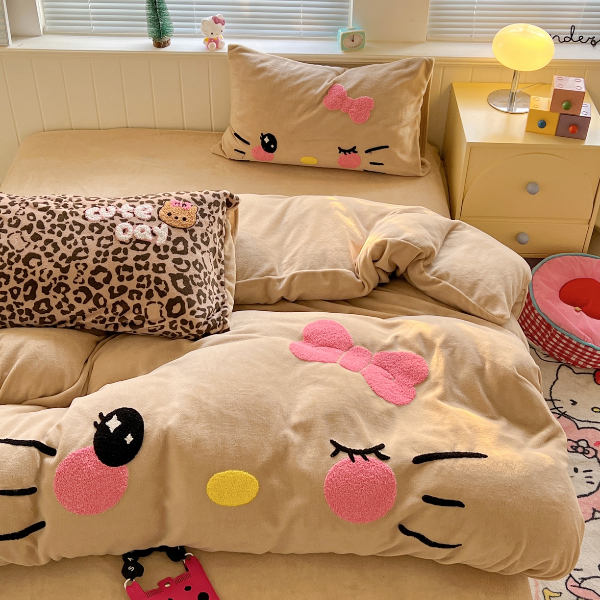 91家纺网 家纺一手货源 找家纺 优选 2025新款高克重200g牛奶绒数码印花毛巾绣卡通四件套直播爆款电商爆款 咖色表情猫