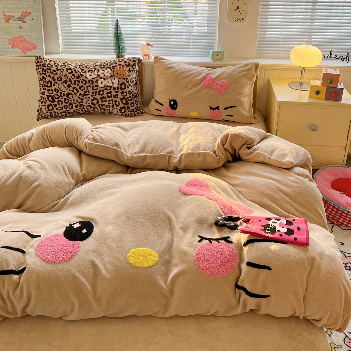 91家纺网 家纺一手货源 找家纺 优选 2025新款高克重200g牛奶绒数码印花毛巾绣卡通四件套直播爆款电商爆款 咖色表情猫