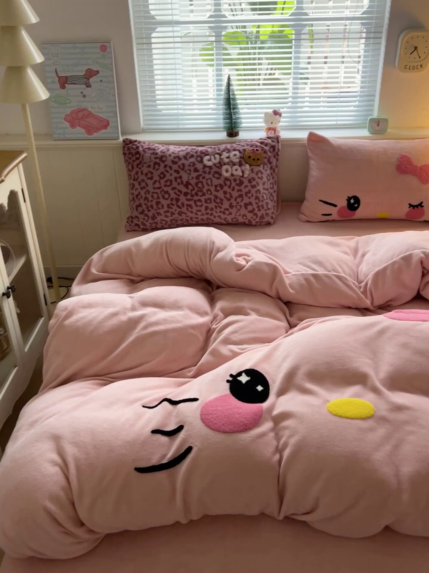 91家纺网 家纺一手货源 找家纺 优选 2025新款高克重200g牛奶绒数码印花毛巾绣卡通四件套直播爆款电商爆款 粉粉表情猫