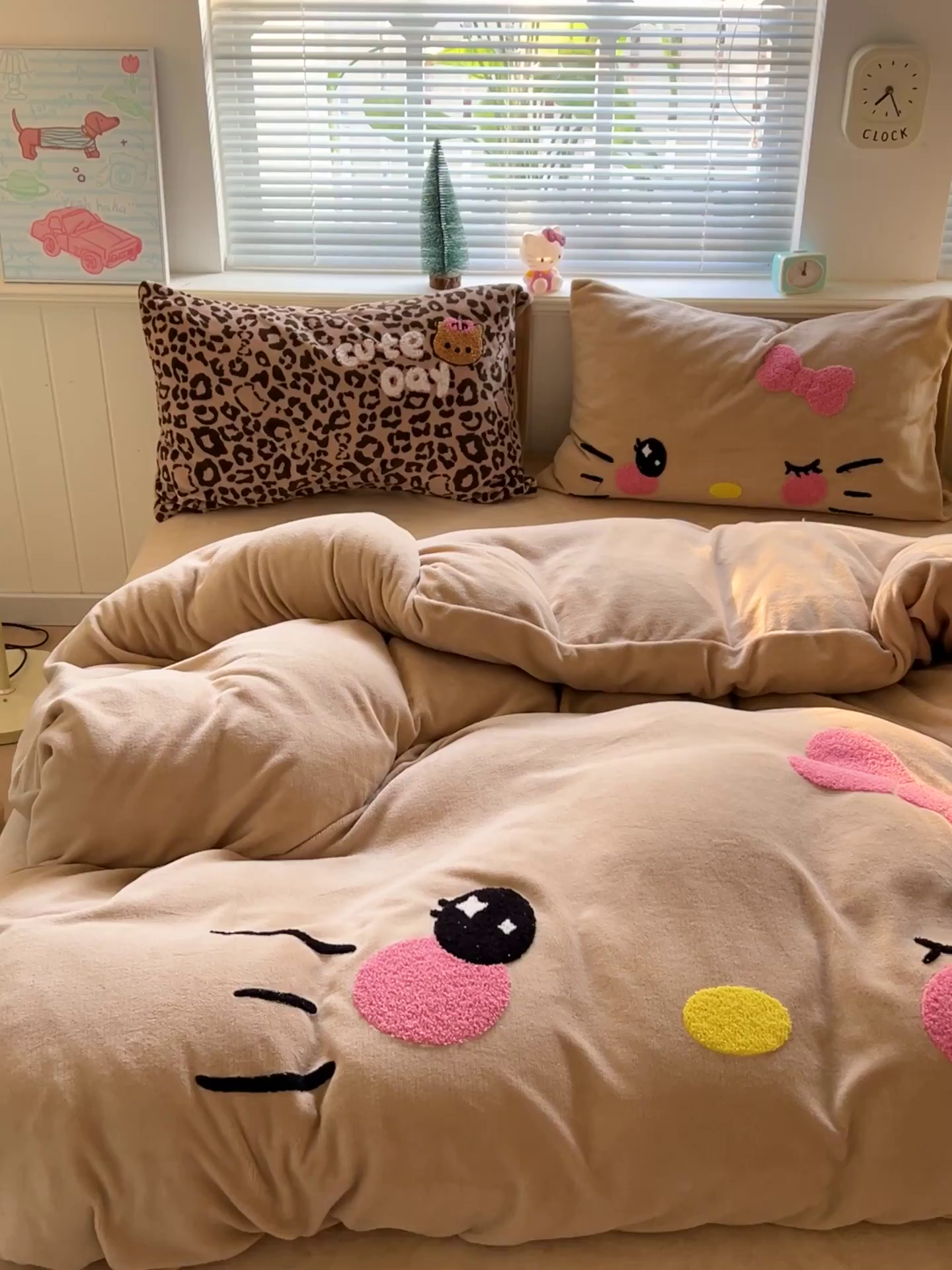 91家纺网 家纺一手货源 找家纺 优选 2025新款高克重200g牛奶绒数码印花毛巾绣卡通四件套直播爆款电商爆款 咖色表情猫