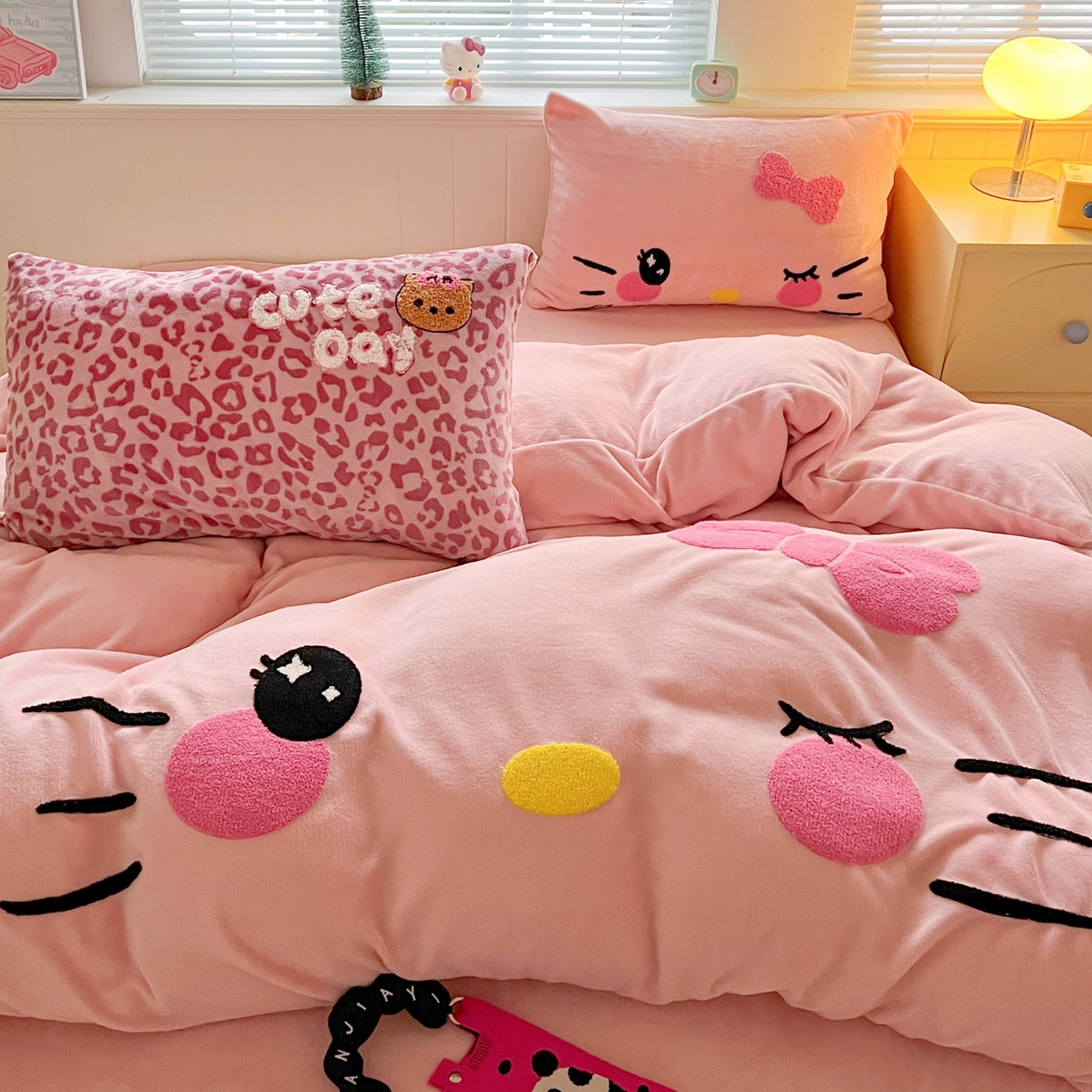 91家纺网 家纺一手货源 找家纺 优选 2025新款高克重200g牛奶绒数码印花毛巾绣卡通四件套直播爆款电商爆款 粉粉表情猫