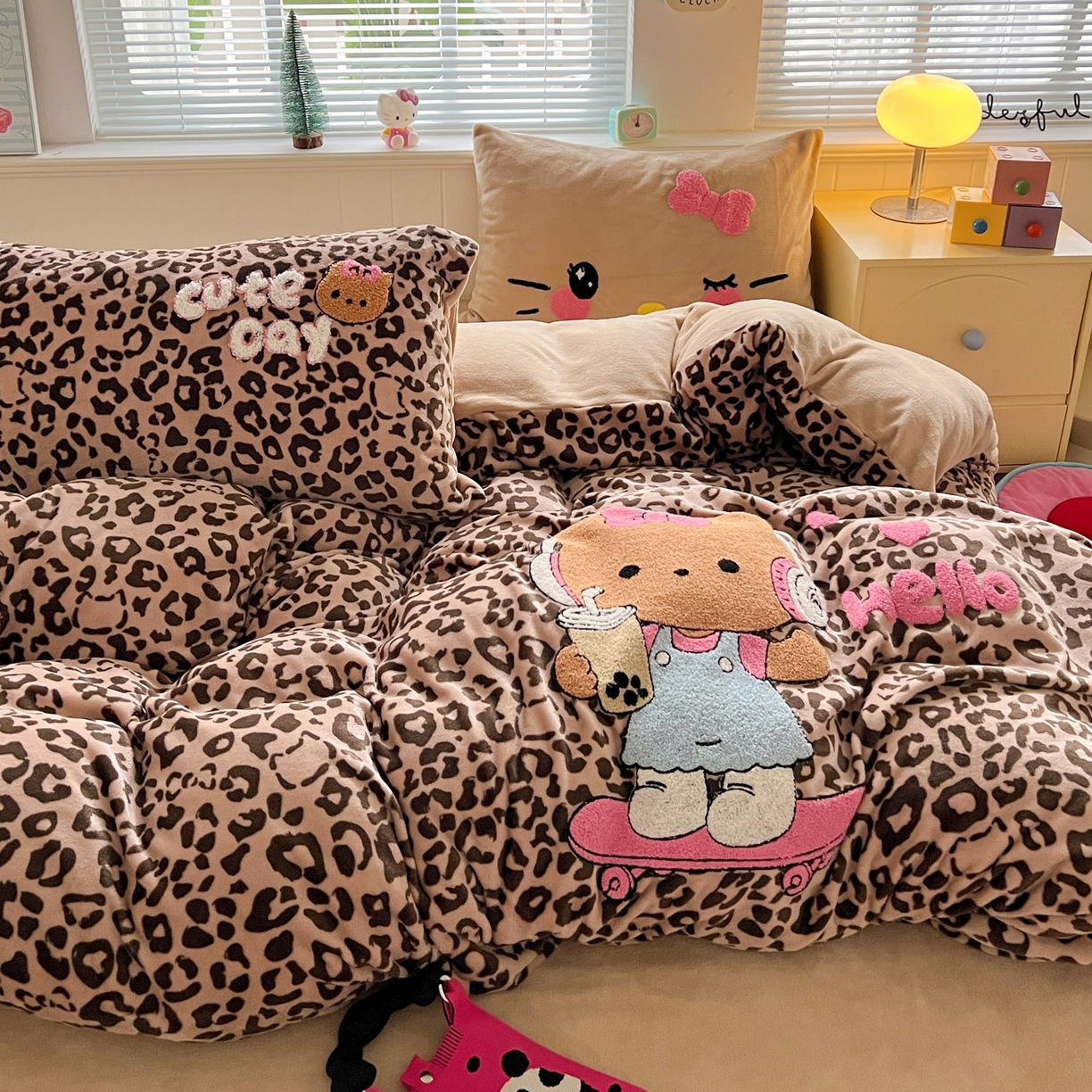 91家纺网 家纺一手货源 找家纺 优选 2025新款高克重200g牛奶绒数码印花毛巾绣卡通四件套直播爆款电商爆款 黑皮咖