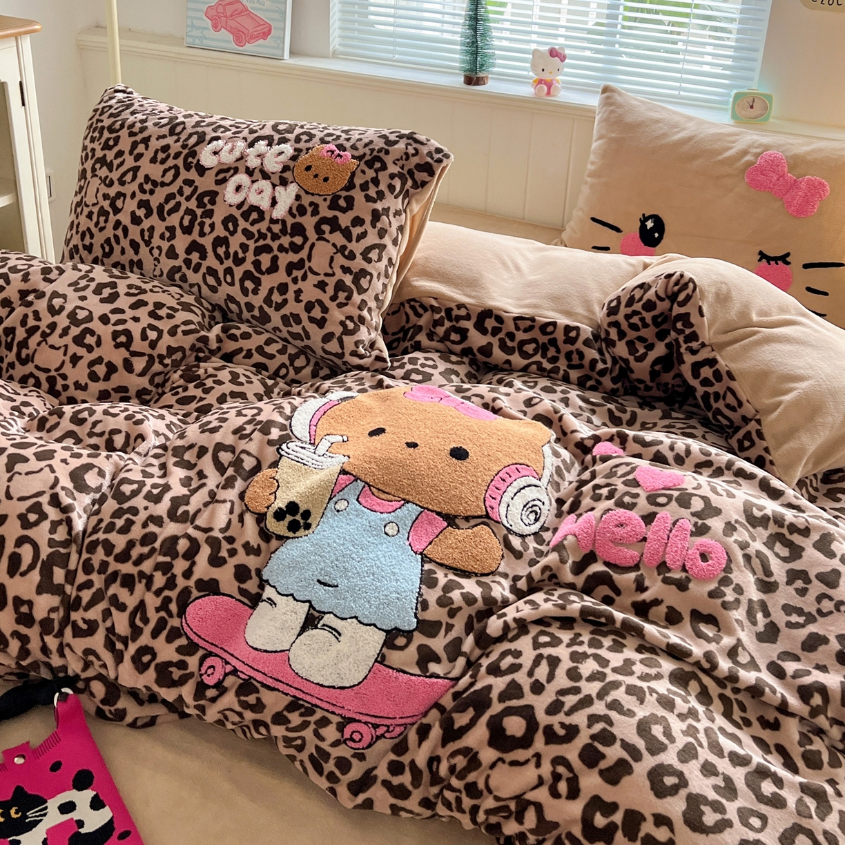 91家纺网 家纺一手货源 找家纺 优选 2025新款高克重200g牛奶绒数码印花毛巾绣卡通四件套直播爆款电商爆款 黑皮咖