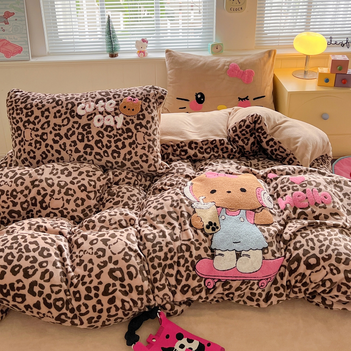 91家纺网 家纺一手货源 找家纺 优选 2025新款高克重200g牛奶绒数码印花毛巾绣卡通四件套直播爆款电商爆款 黑皮咖