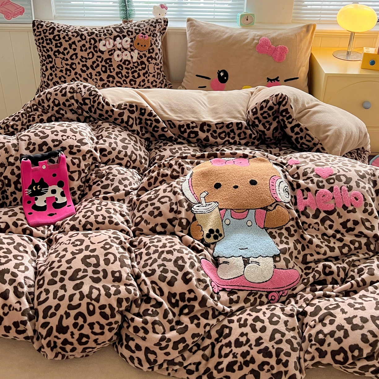 91家纺网 家纺一手货源 找家纺 优选 2025新款高克重200g牛奶绒数码印花毛巾绣卡通四件套直播爆款电商爆款 黑皮咖