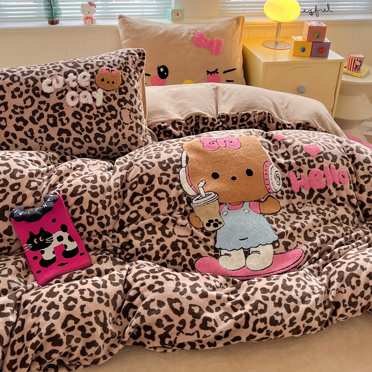 91家纺网 家纺一手货源 找家纺 优选 2025新款高克重200g牛奶绒数码印花毛巾绣卡通四件套直播爆款电商爆款 黑皮咖