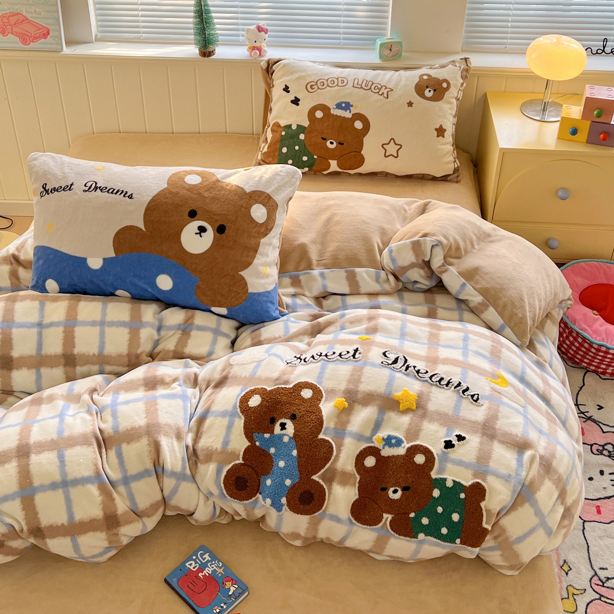 91家纺网 家纺一手货源 找家纺 优选 2025新款高克重200g牛奶绒数码印花毛巾绣卡通四件套直播爆款电商爆款 晚安熊宝宝