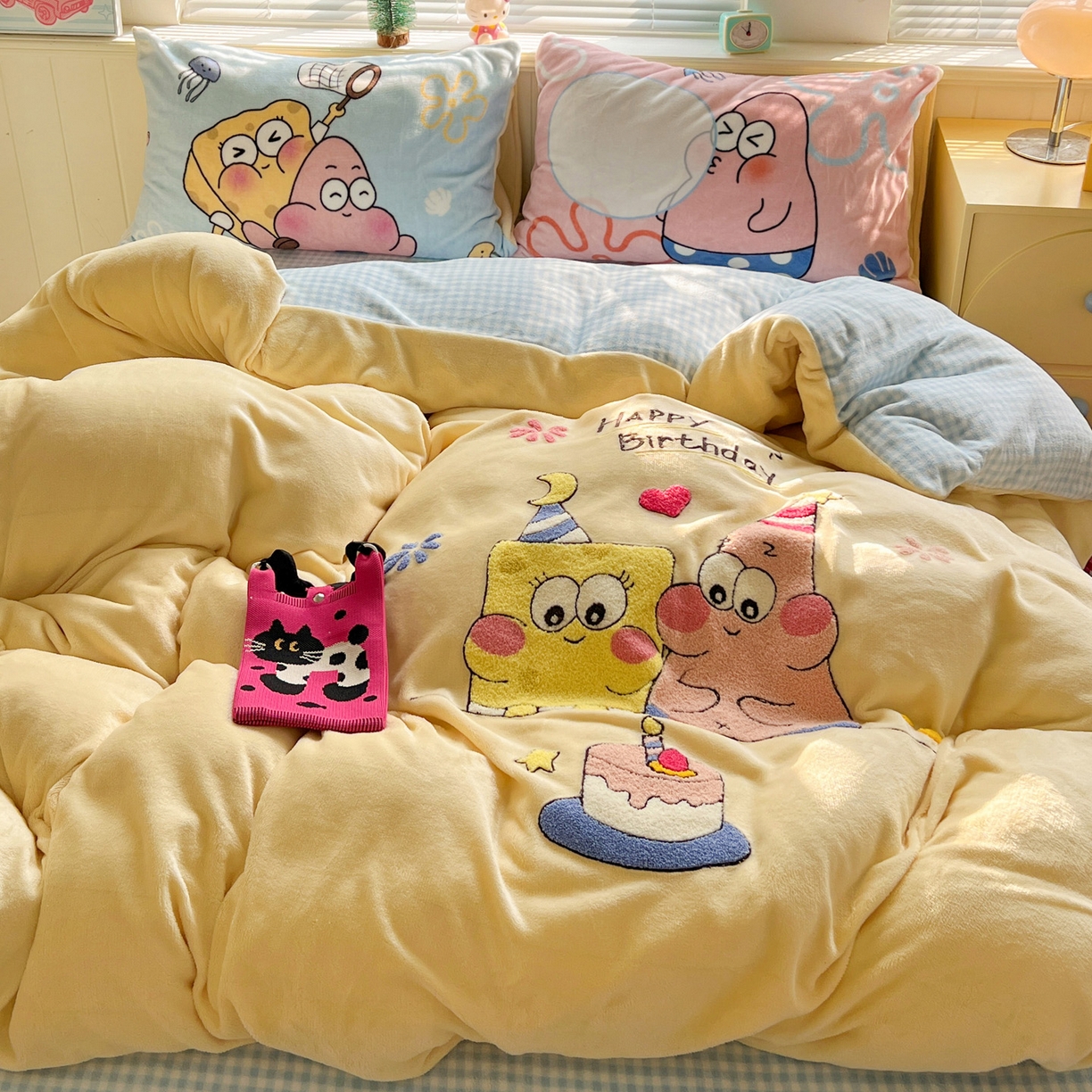 91家纺网 家纺一手货源 找家纺 优选 2025新款高克重200g牛奶绒数码印花毛巾绣卡通四件套直播爆款电商爆款 生日派对