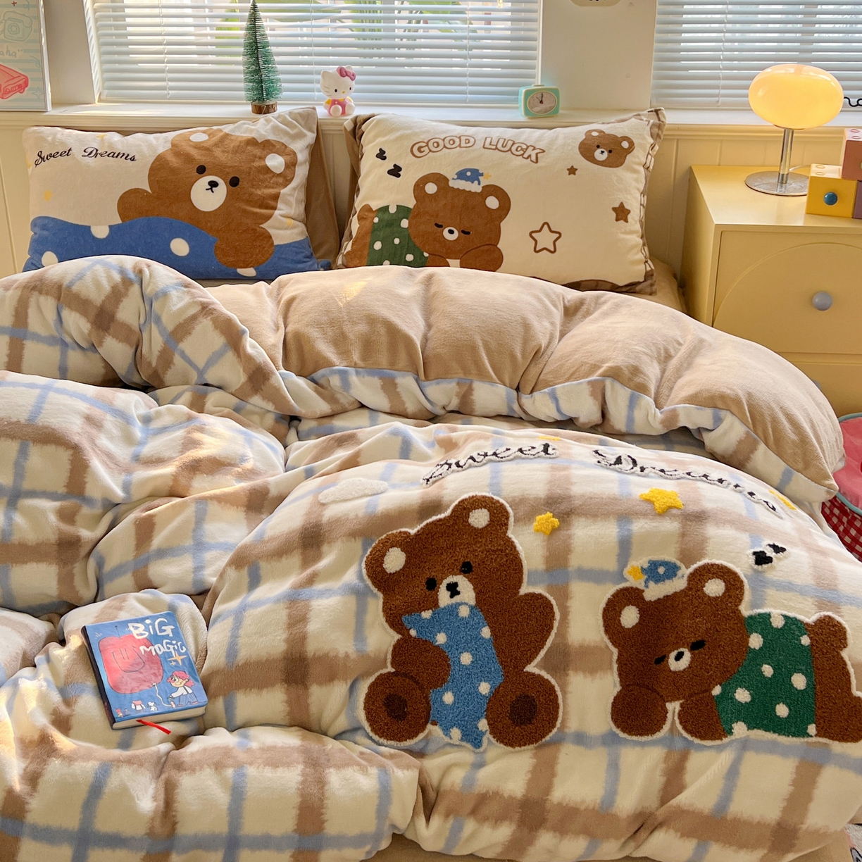 91家纺网 家纺一手货源 找家纺 优选 2025新款高克重200g牛奶绒数码印花毛巾绣卡通四件套直播爆款电商爆款 晚安熊宝宝