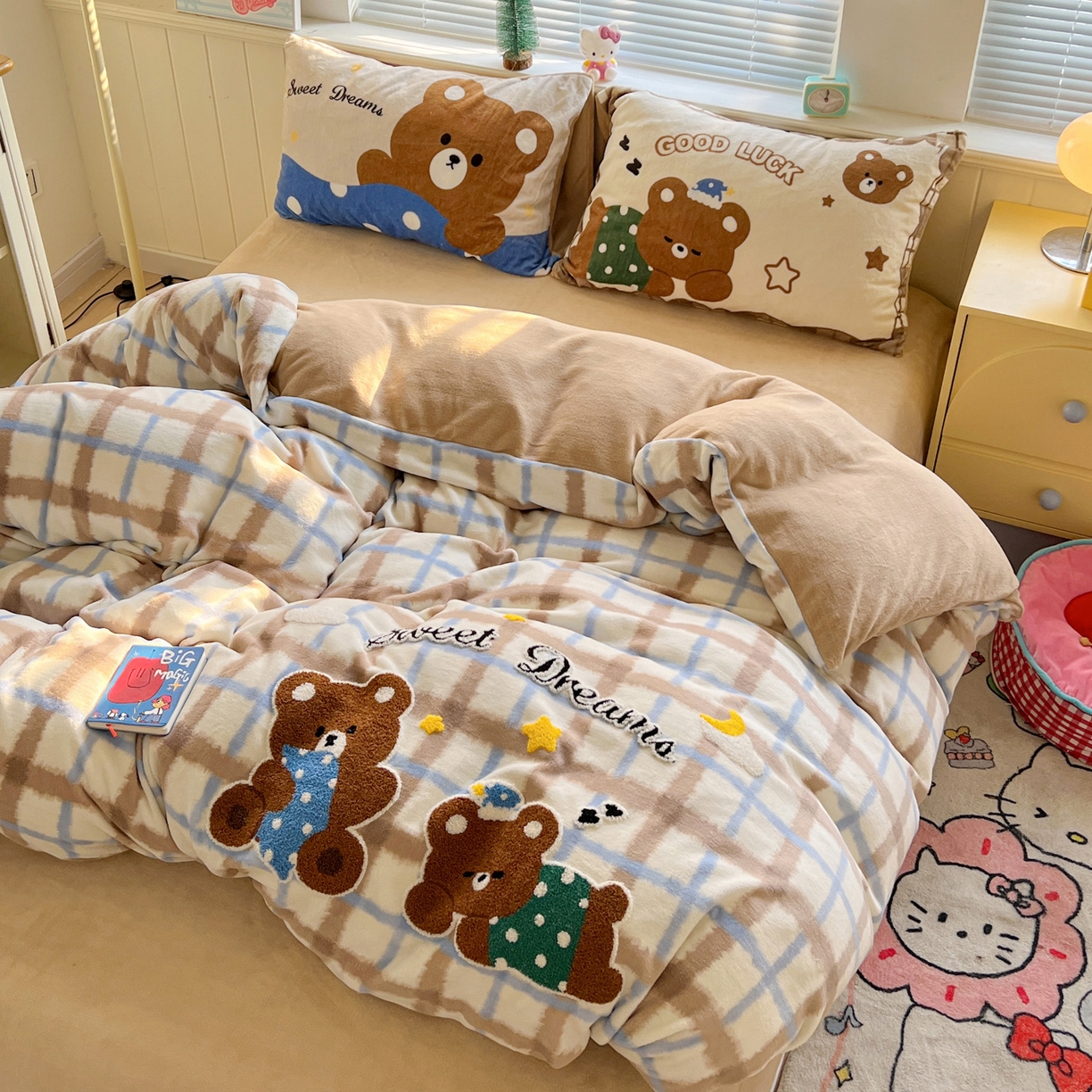 91家纺网 家纺一手货源 找家纺 优选 2025新款高克重200g牛奶绒数码印花毛巾绣卡通四件套直播爆款电商爆款 晚安熊宝宝