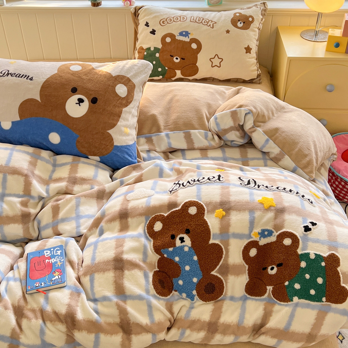 91家纺网 家纺一手货源 找家纺 优选 2025新款高克重200g牛奶绒数码印花毛巾绣卡通四件套直播爆款电商爆款 晚安熊宝宝