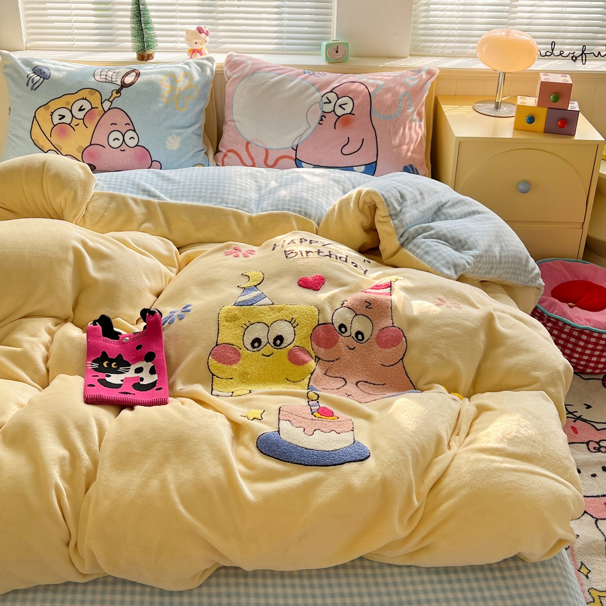 91家纺网 家纺一手货源 找家纺 优选 2025新款高克重200g牛奶绒数码印花毛巾绣卡通四件套直播爆款电商爆款 生日派对