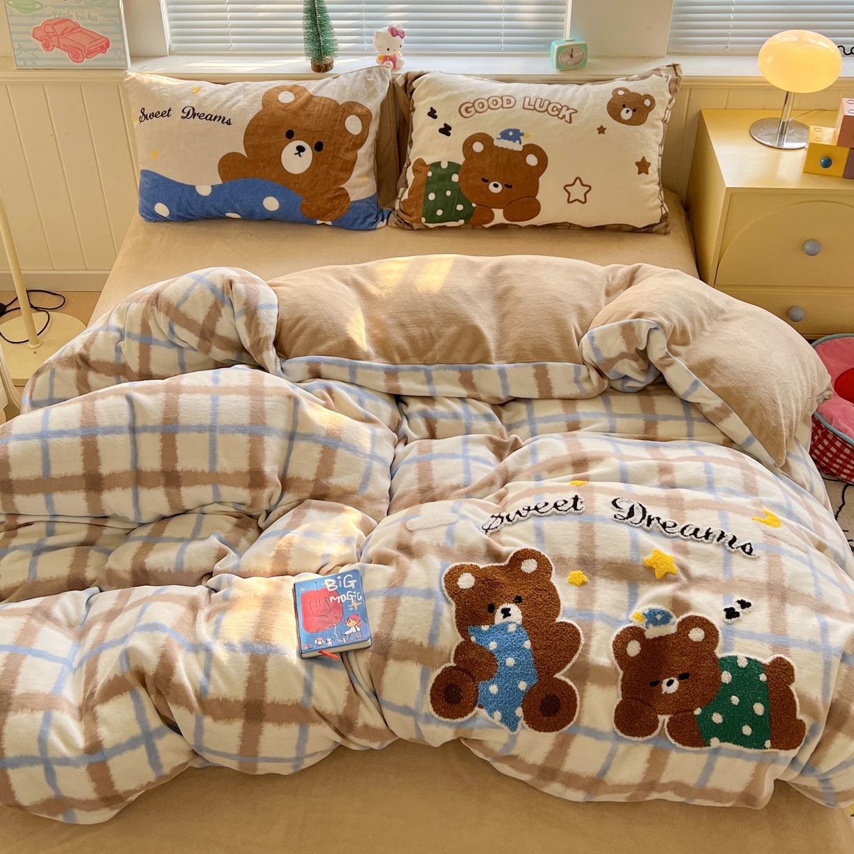 91家纺网 家纺一手货源 找家纺 优选 2025新款高克重200g牛奶绒数码印花毛巾绣卡通四件套直播爆款电商爆款 晚安熊宝宝