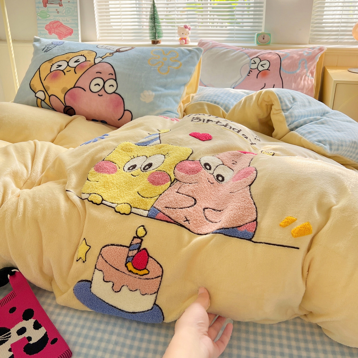 91家纺网 家纺一手货源 找家纺 优选 2025新款高克重200g牛奶绒数码印花毛巾绣卡通四件套直播爆款电商爆款 生日派对