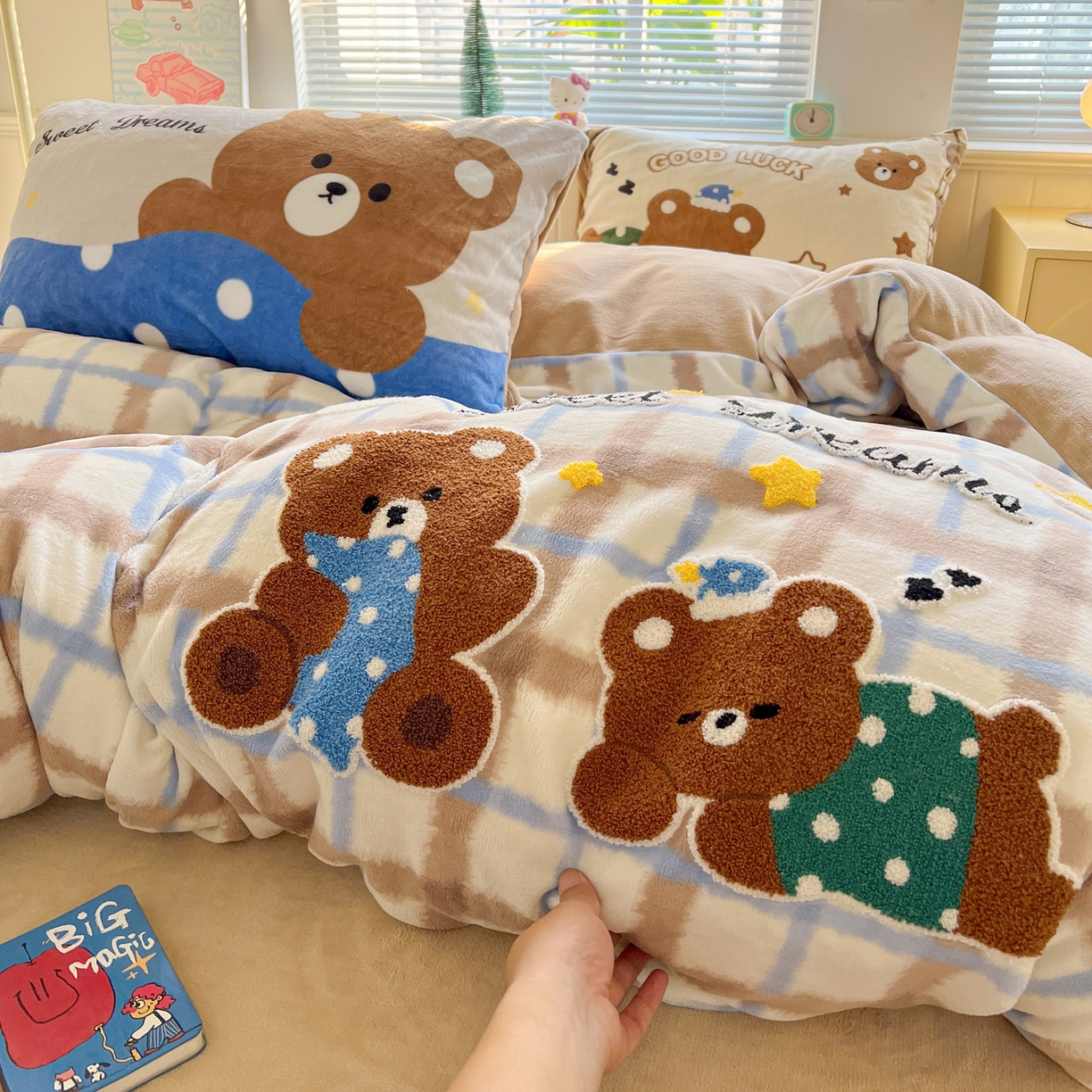 91家纺网 家纺一手货源 找家纺 优选 2025新款高克重200g牛奶绒数码印花毛巾绣卡通四件套直播爆款电商爆款 晚安熊宝宝