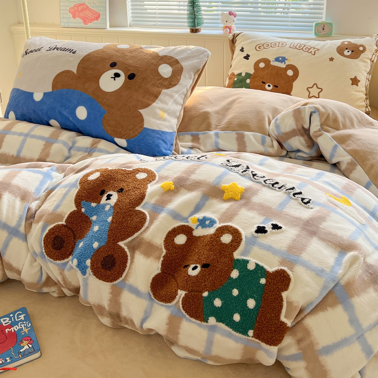 91家纺网 家纺一手货源 找家纺 优选 2025新款高克重200g牛奶绒数码印花毛巾绣卡通四件套直播爆款电商爆款 晚安熊宝宝