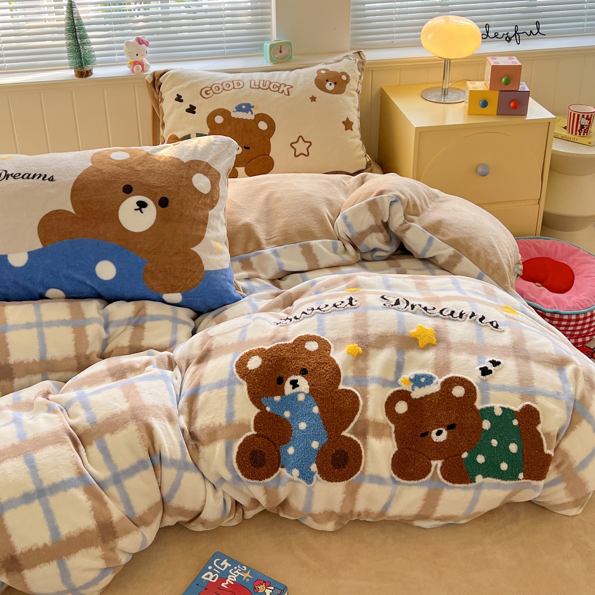 91家纺网 家纺一手货源 找家纺 优选 2025新款高克重200g牛奶绒数码印花毛巾绣卡通四件套直播爆款电商爆款 晚安熊宝宝