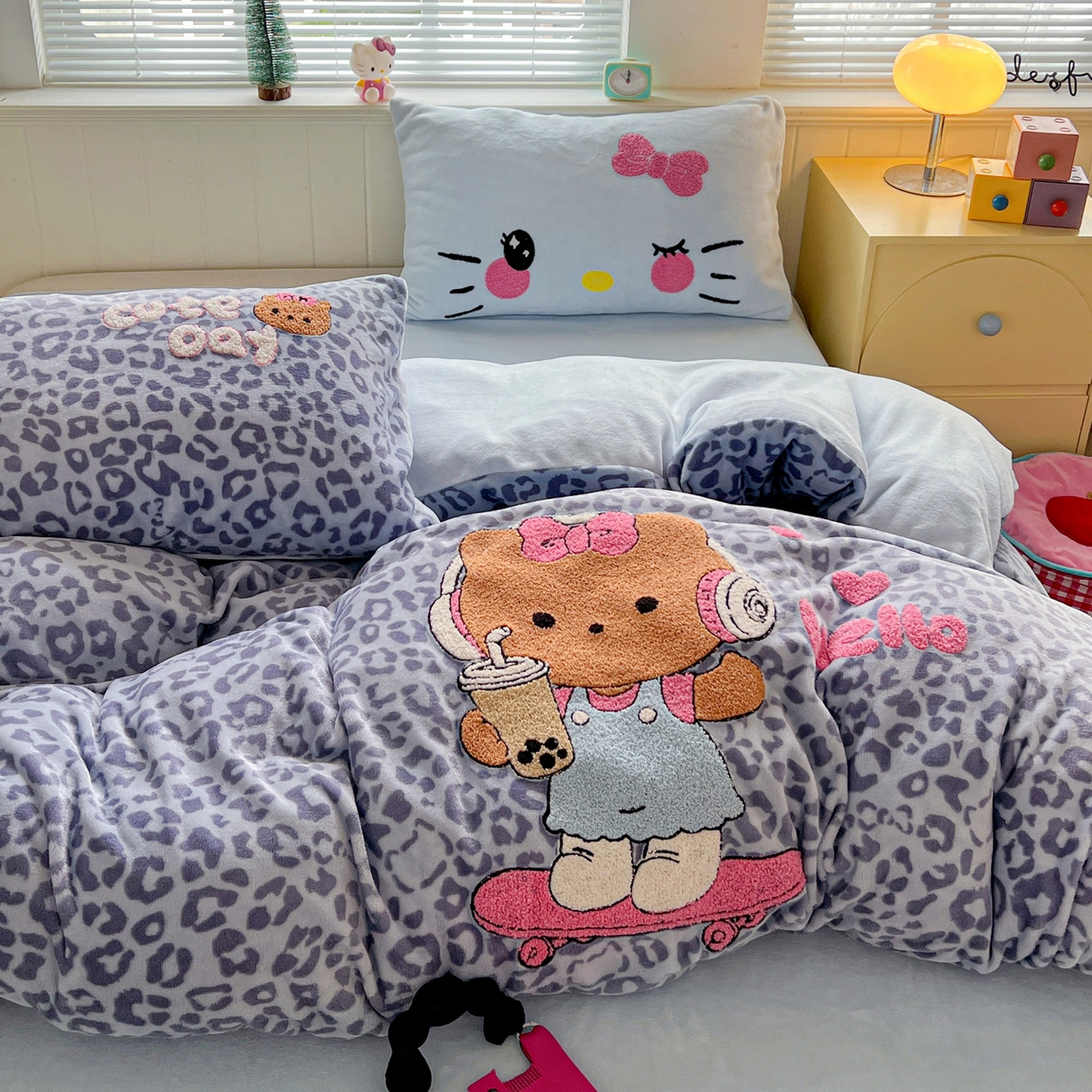 91家纺网 家纺一手货源 找家纺 优选 2025新款高克重200g牛奶绒数码印花毛巾绣卡通四件套直播爆款电商爆款 黑皮蓝