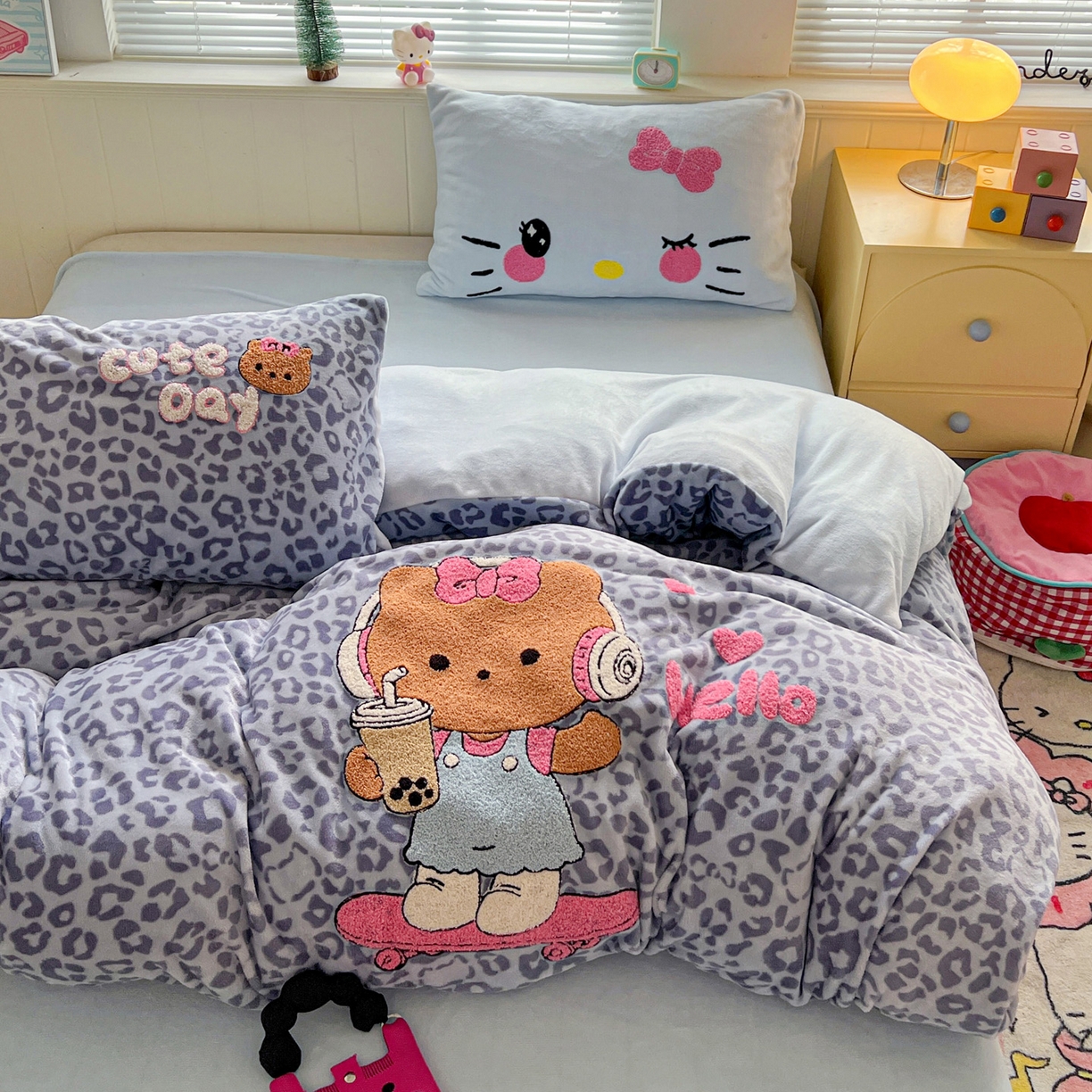 91家纺网 家纺一手货源 找家纺 优选 2025新款高克重200g牛奶绒数码印花毛巾绣卡通四件套直播爆款电商爆款 黑皮蓝